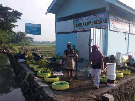 KEGIATAN IBU - IBU PENGURUS BANK SAMPAH BERKAH DIDUSUN GULON